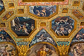 Mantova, Palazzo Te - Camera di Amore e Psiche, parete Nord, a sinistra il padre di Psiche consulta l'oracolo di Apollo. A destra Psiche  portata in cielo da Zefiro. 